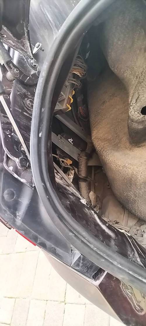 捷豹XF尾門控制模塊位置詳解 汽車門模塊定位與故障排查指南